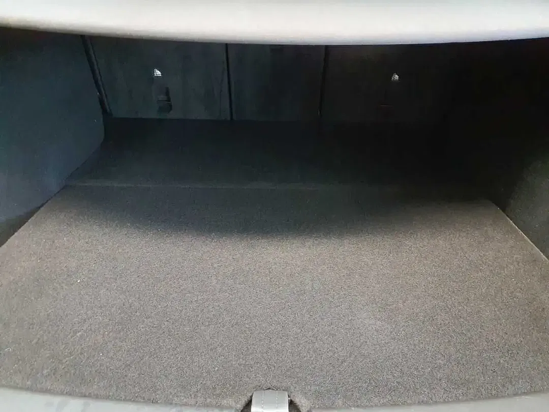 Tesla Model Y - Thumbnail 10