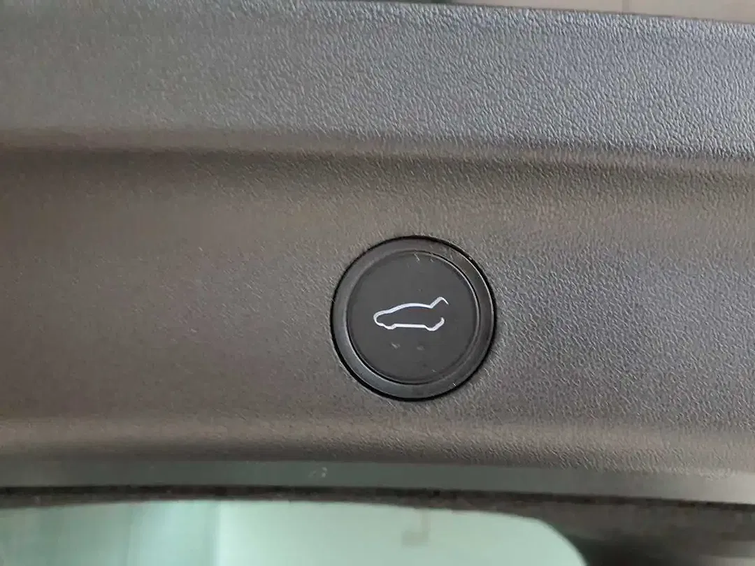 Tesla Model Y - Thumbnail 11