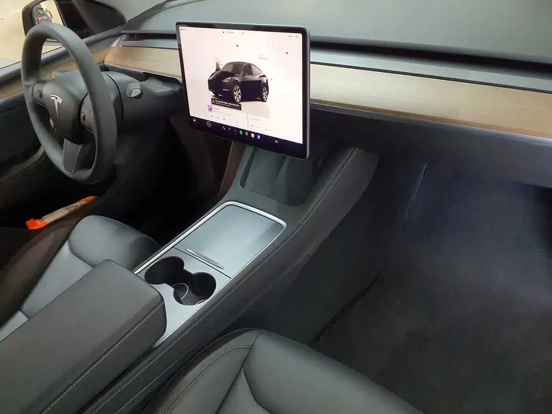 Tesla Model Y - Thumbnail 13