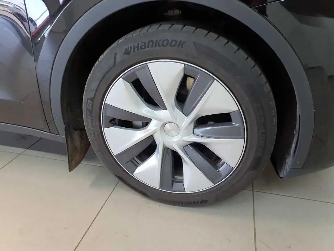 Tesla Model Y - Thumbnail 14