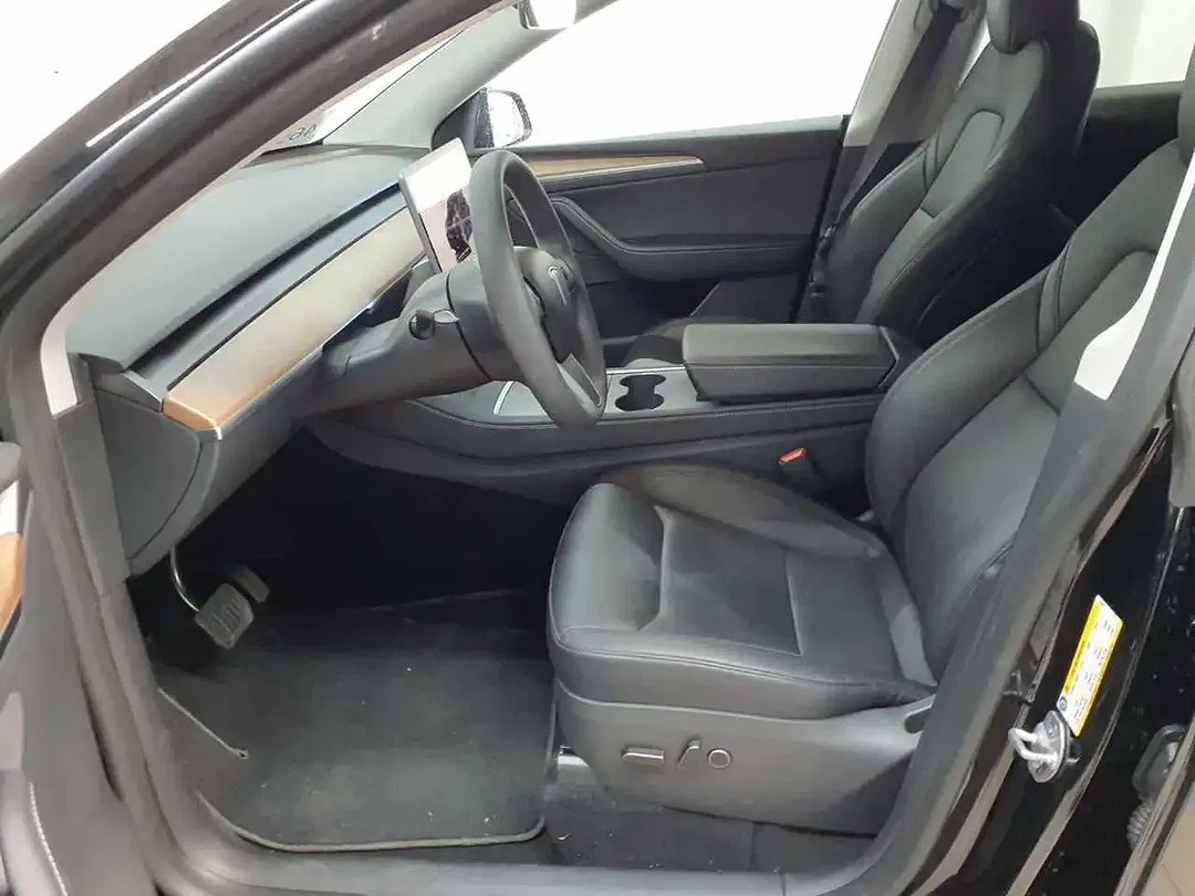 Tesla Model Y - Thumbnail 3