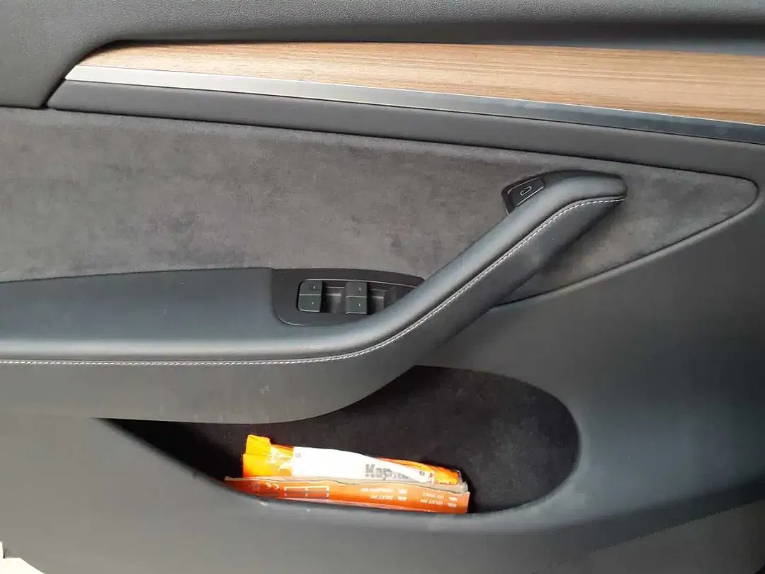 Tesla Model Y - Thumbnail 4