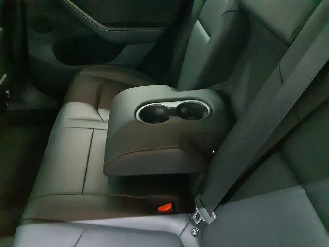 Tesla Model Y - Thumbnail 6