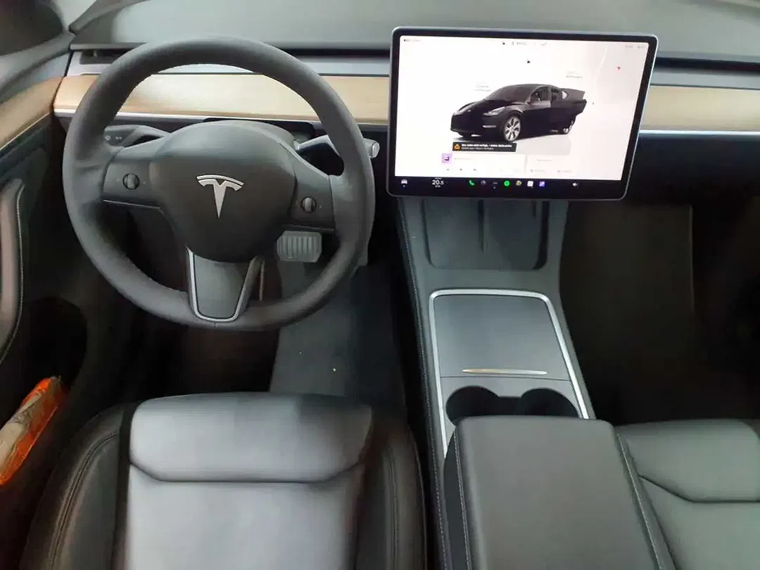 Tesla Model Y - Thumbnail 7