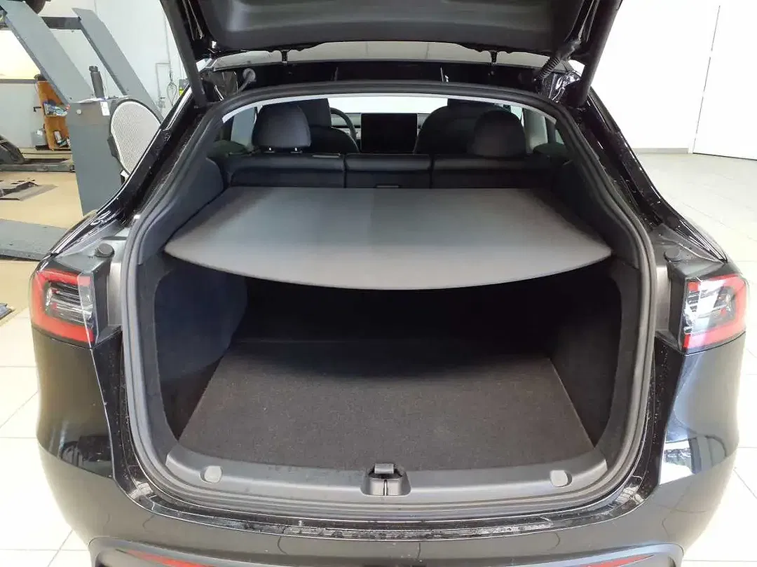 Tesla Model Y - Thumbnail 9