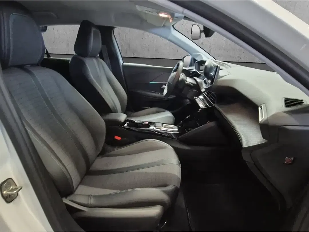 Peugeot 208 - Thumbnail 13