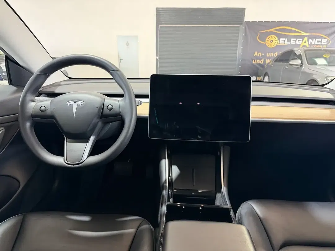 Tesla Model 3 - Thumbnail 13