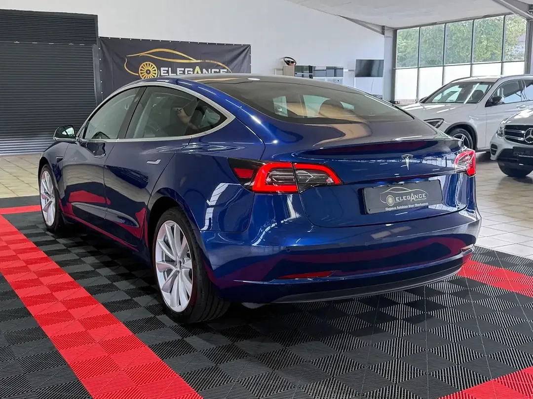 Tesla Model 3 - Thumbnail 6