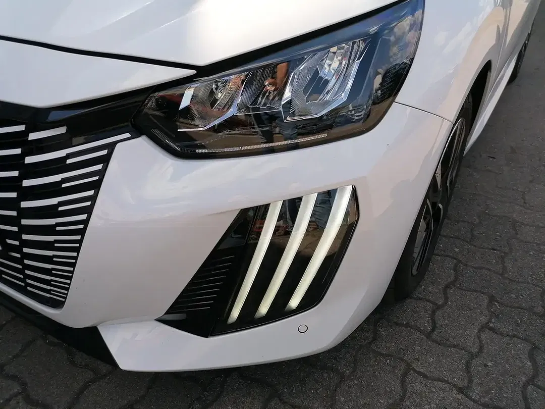 Peugeot 208 - Thumbnail 2