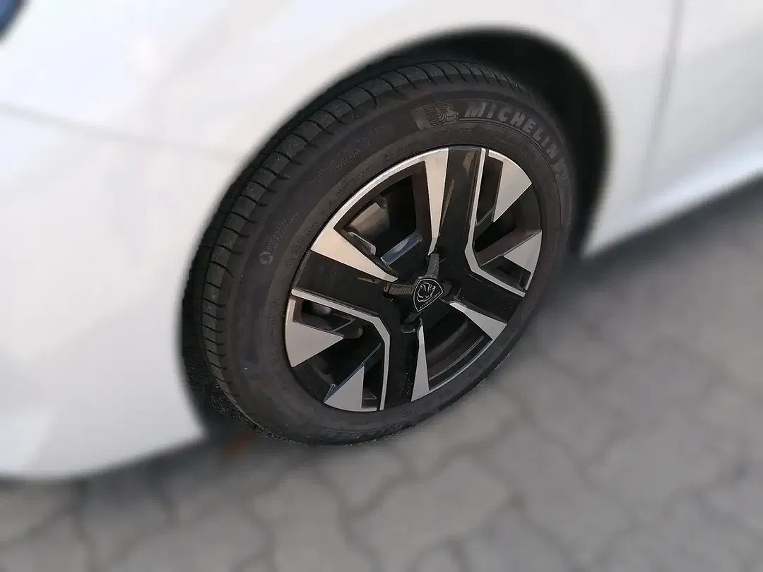 Peugeot 208 - Thumbnail 3