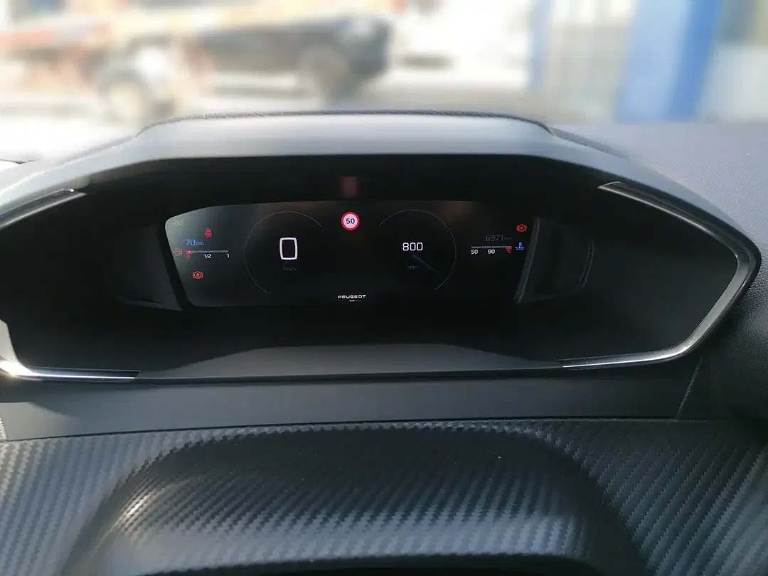 Peugeot 208 - Thumbnail 4