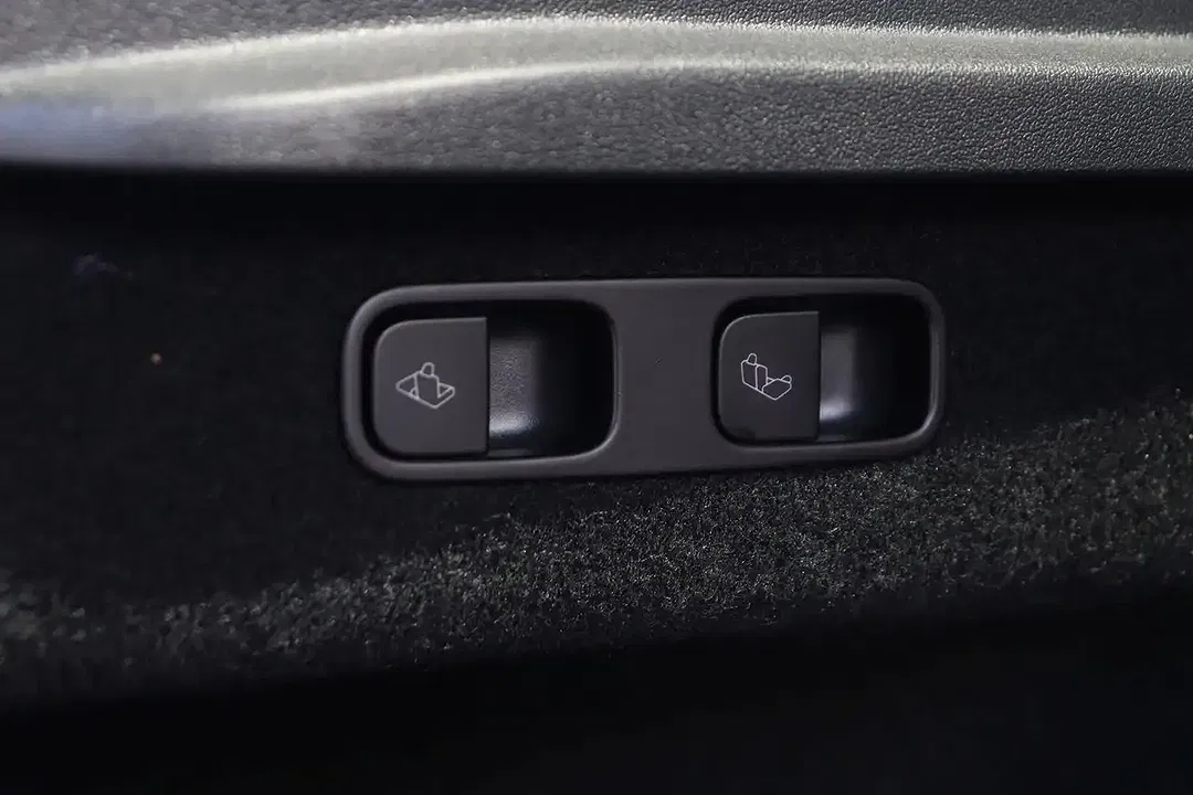 Tesla Model Y - Thumbnail 10