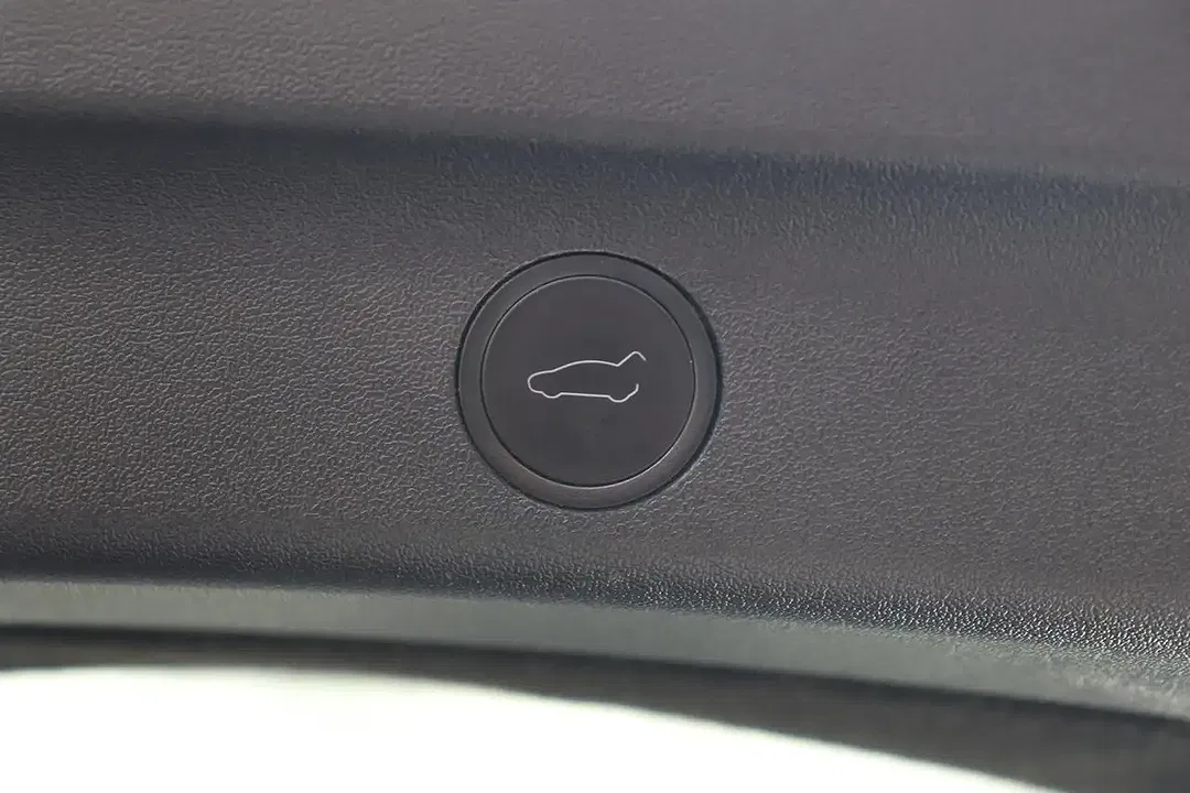 Tesla Model Y - Thumbnail 11