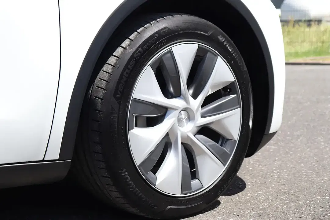Tesla Model Y - Thumbnail 13