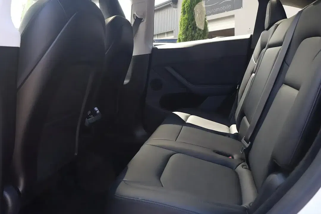 Tesla Model Y - Thumbnail 14