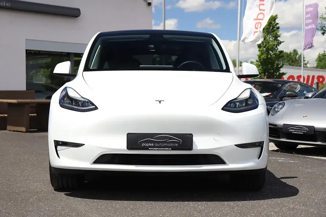 Tesla Model Y - Thumbnail 3