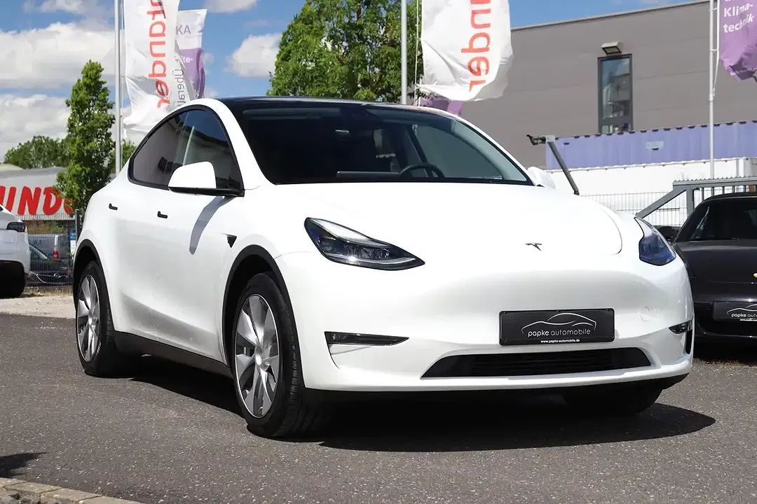 Tesla Model Y - Thumbnail 4