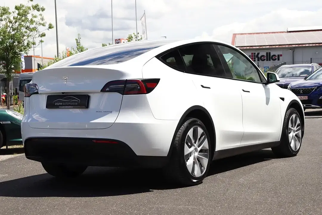 Tesla Model Y - Thumbnail 5
