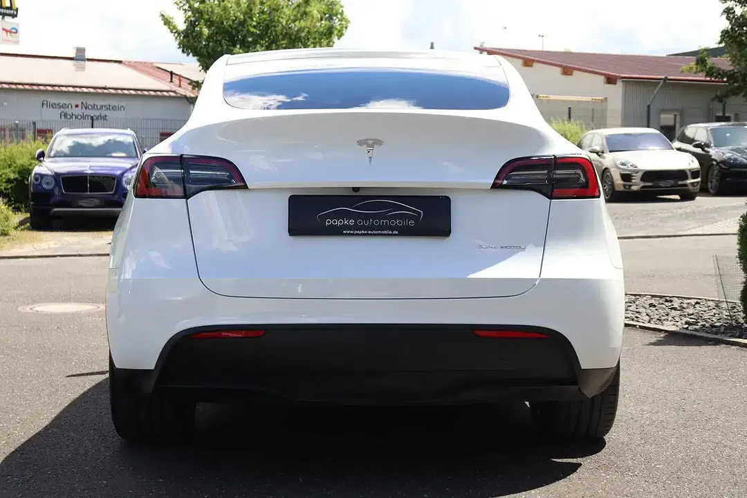 Tesla Model Y - Thumbnail 6