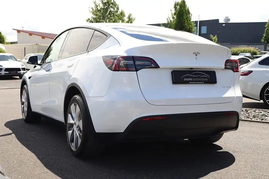 Tesla Model Y - Thumbnail 7