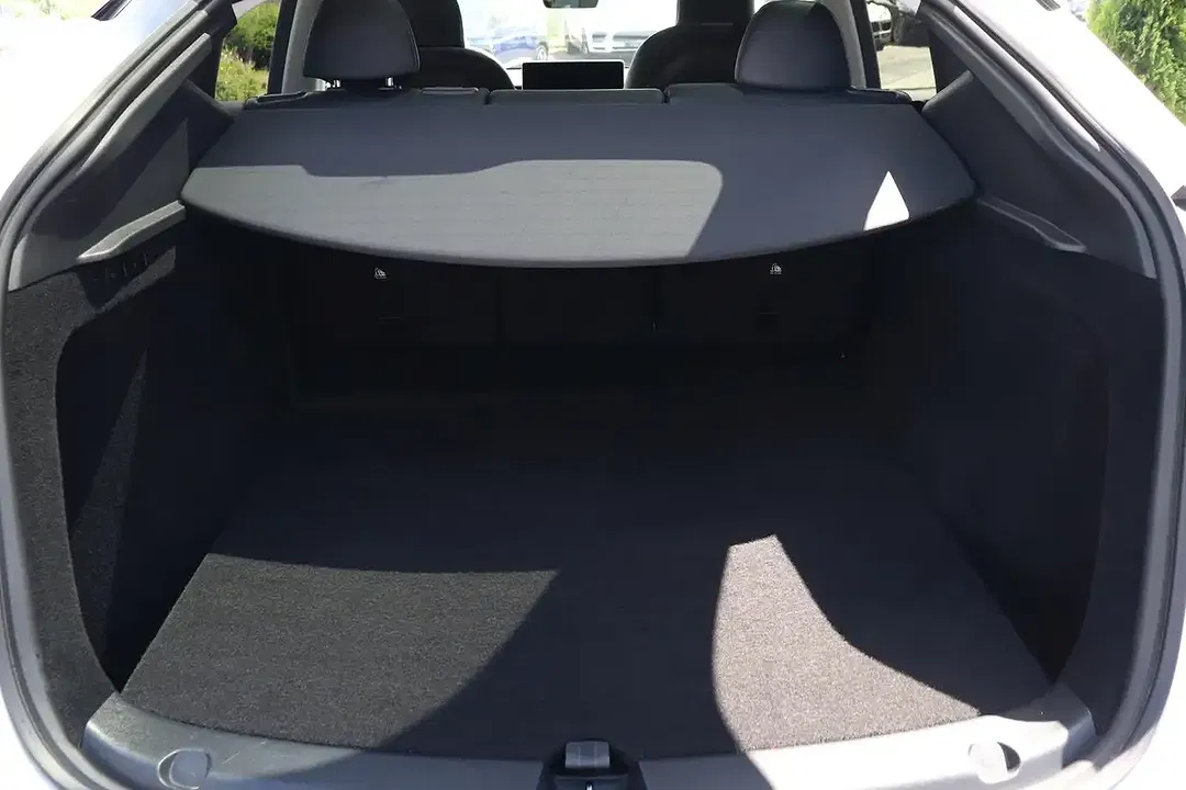 Tesla Model Y - Thumbnail 8