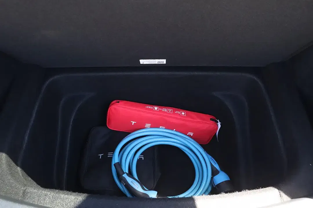 Tesla Model Y - Thumbnail 9