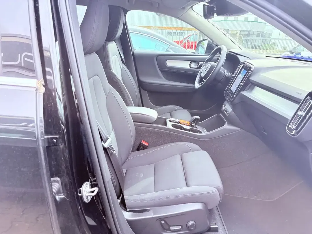 Volvo XC40 - Thumbnail 3