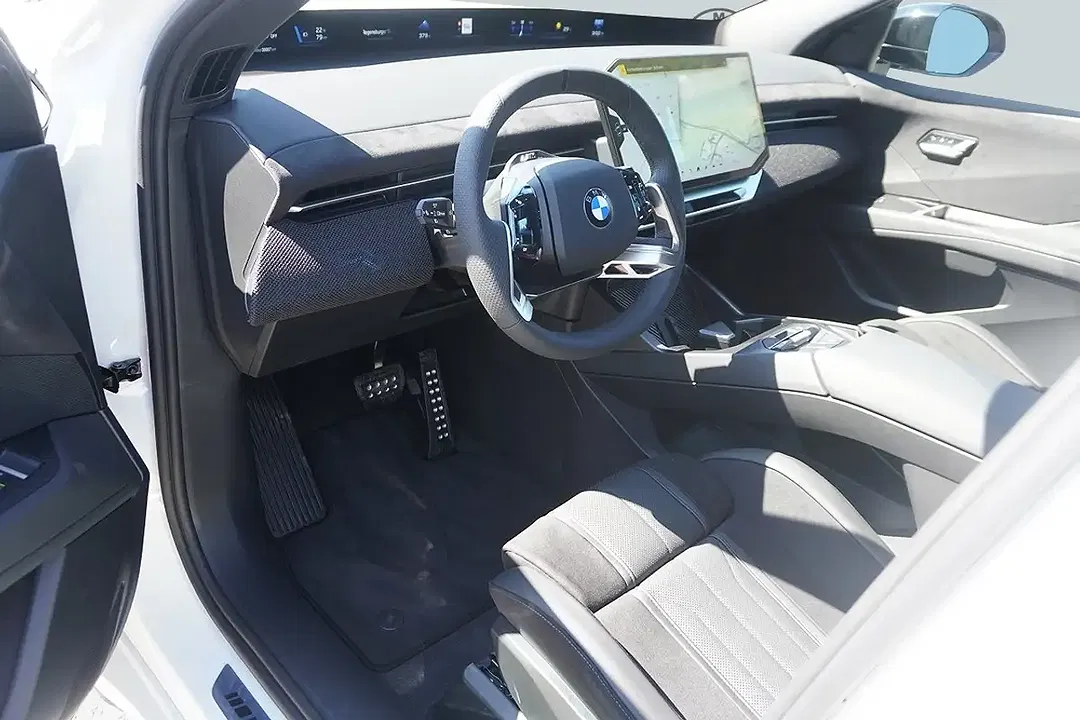 BMW iX3 - Thumbnail 3