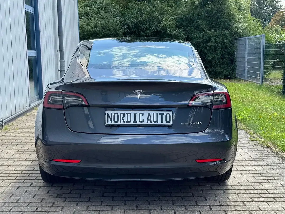 Tesla Model 3 - Thumbnail 6