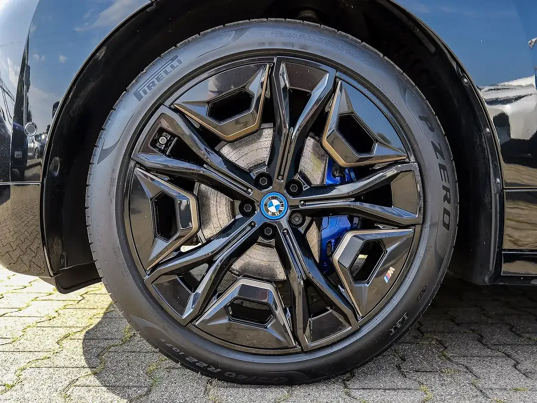 BMW iX - Thumbnail 4