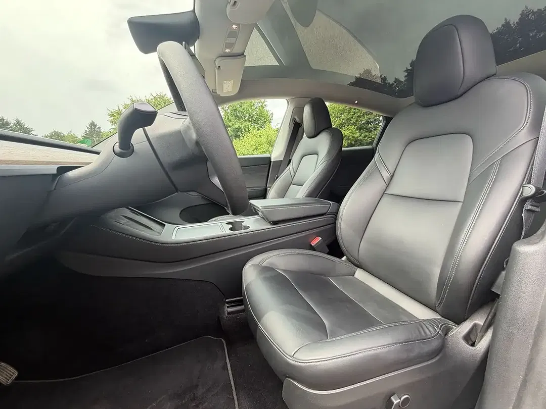 Tesla Model Y - Thumbnail 10
