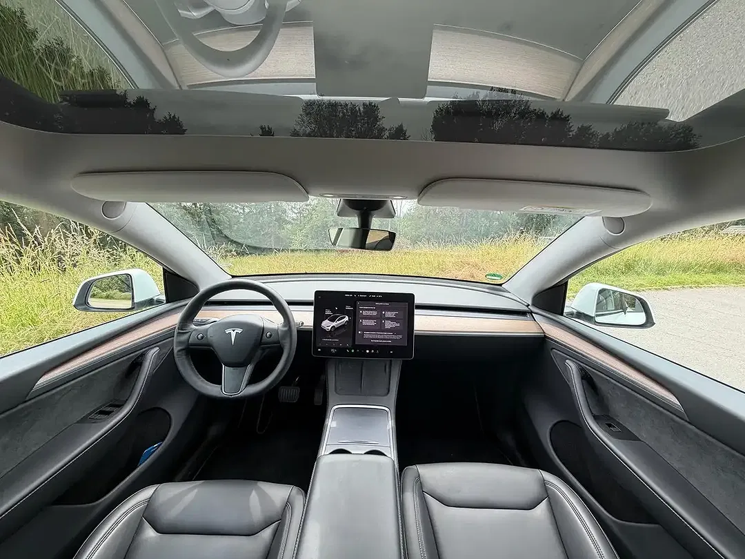 Tesla Model Y - Thumbnail 11