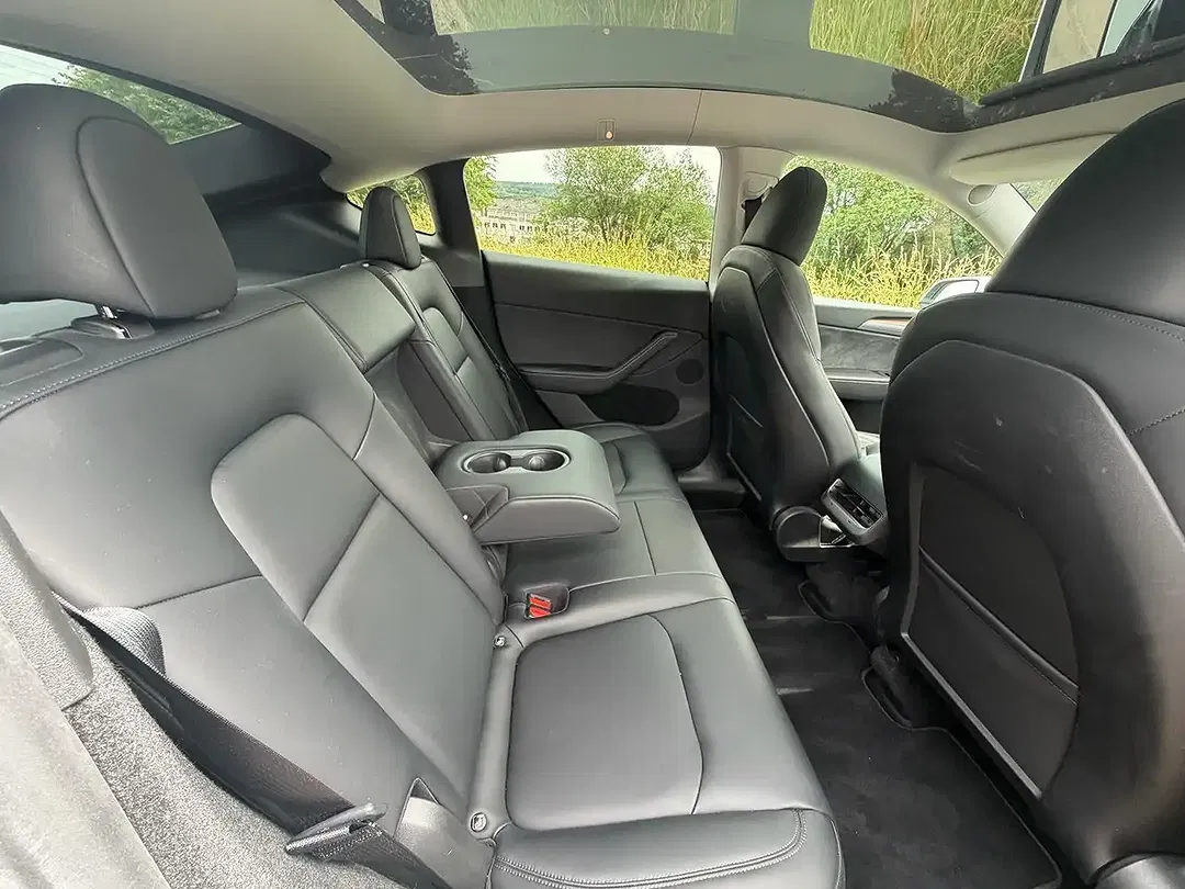Tesla Model Y - Thumbnail 13