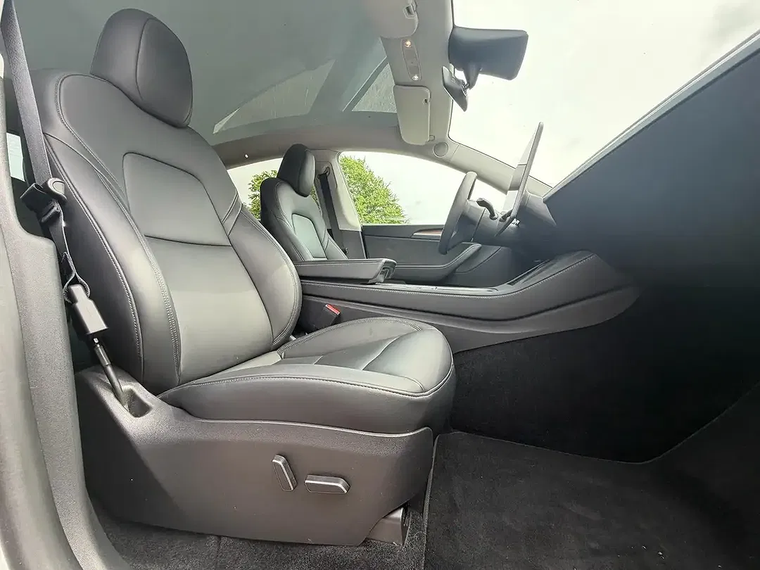 Tesla Model Y - Thumbnail 14
