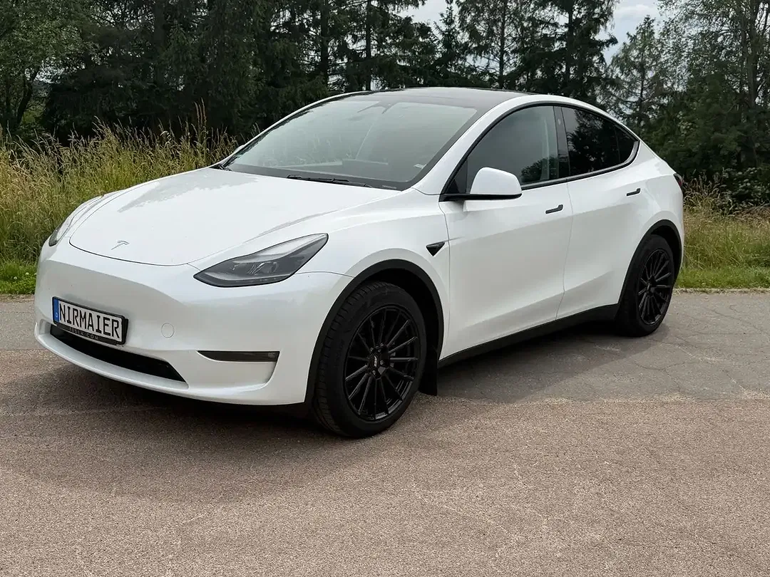 Tesla Model Y - Thumbnail 3