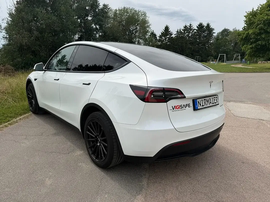 Tesla Model Y - Thumbnail 4