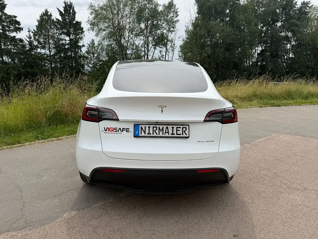 Tesla Model Y - Thumbnail 5