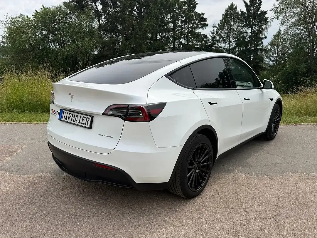 Tesla Model Y - Thumbnail 6