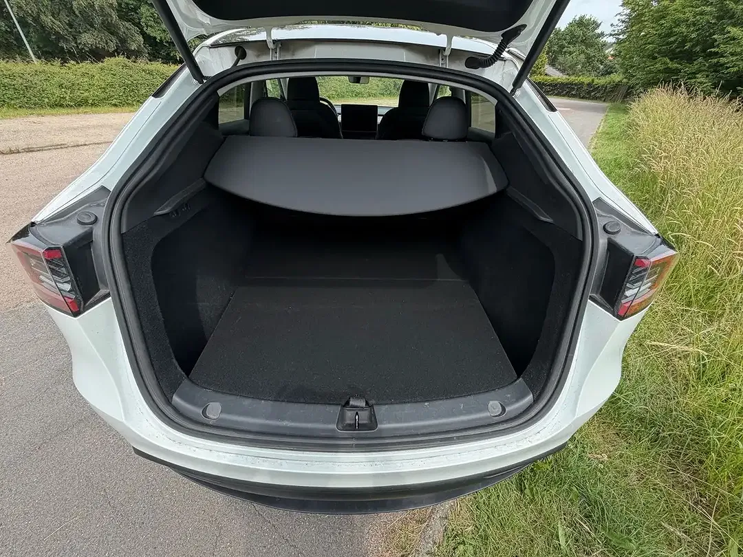 Tesla Model Y - Thumbnail 7