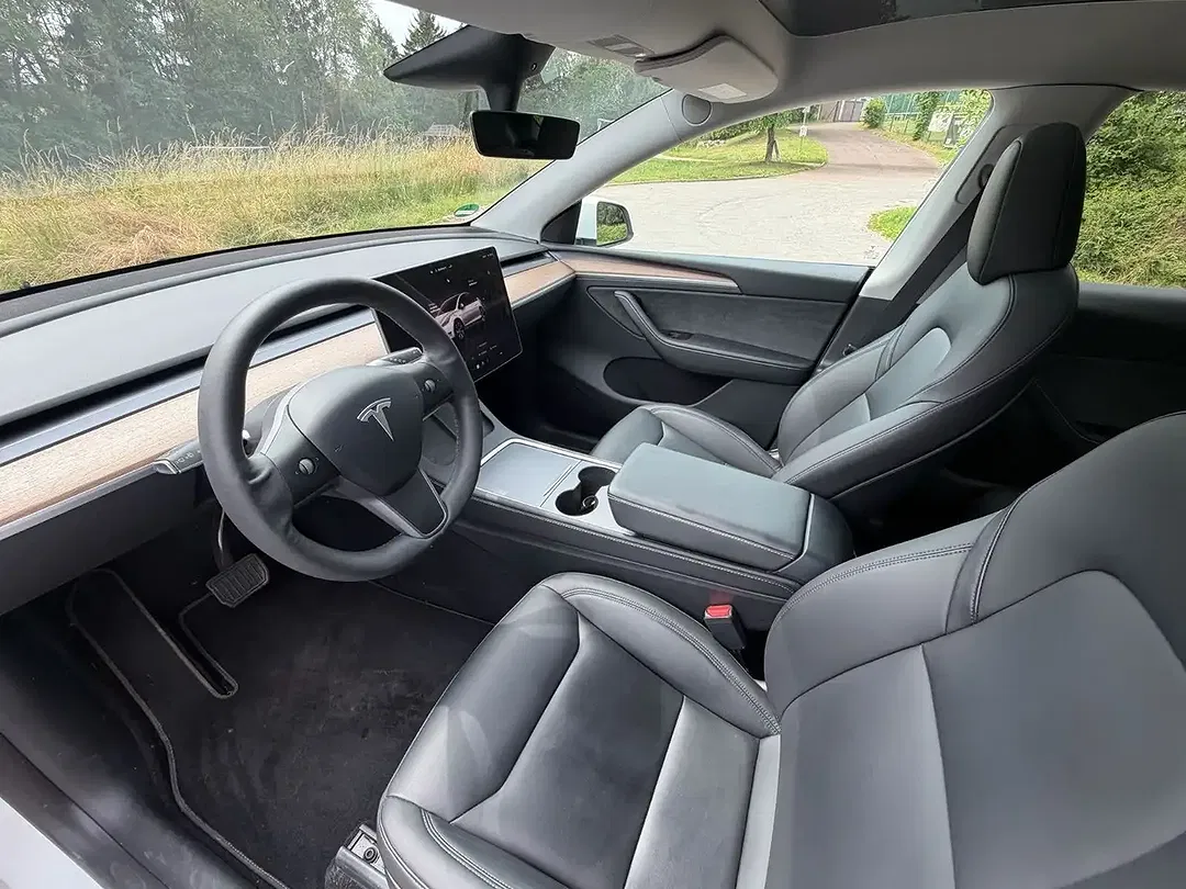 Tesla Model Y - Thumbnail 8
