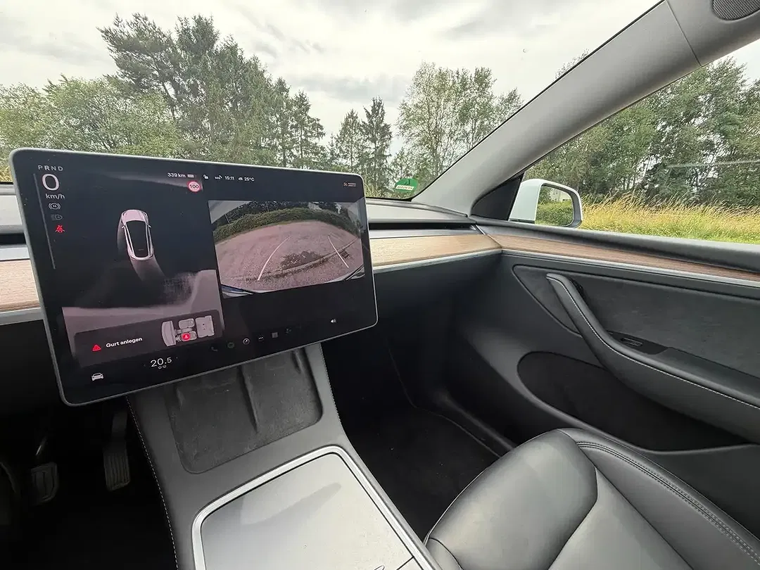 Tesla Model Y - Thumbnail 9