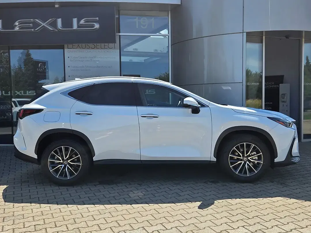 Lexus NX 450h+ - Thumbnail 4