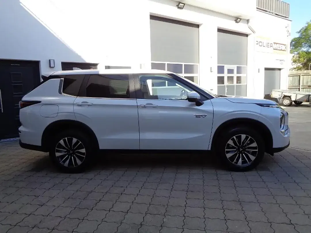 Mitsubishi Outlander - Thumbnail 3