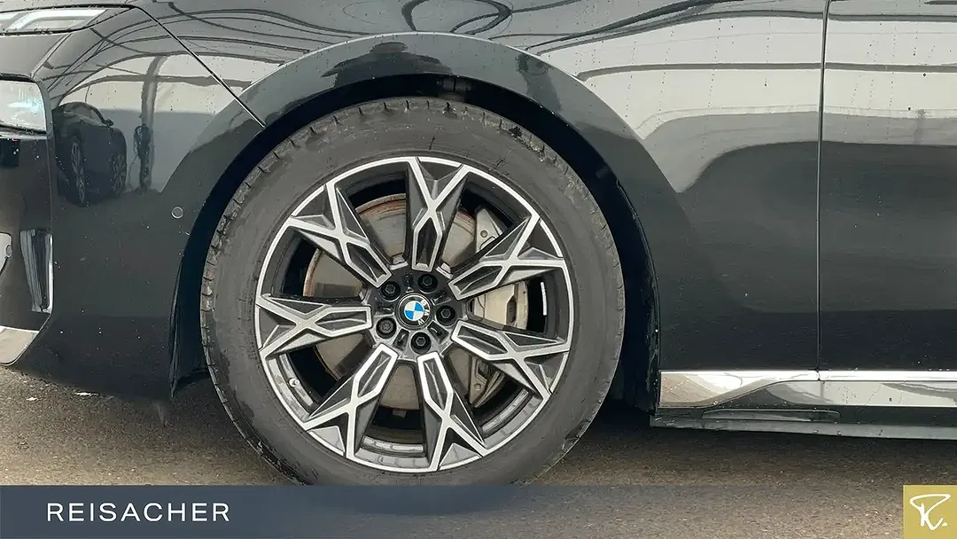 BMW i7 - Thumbnail 3