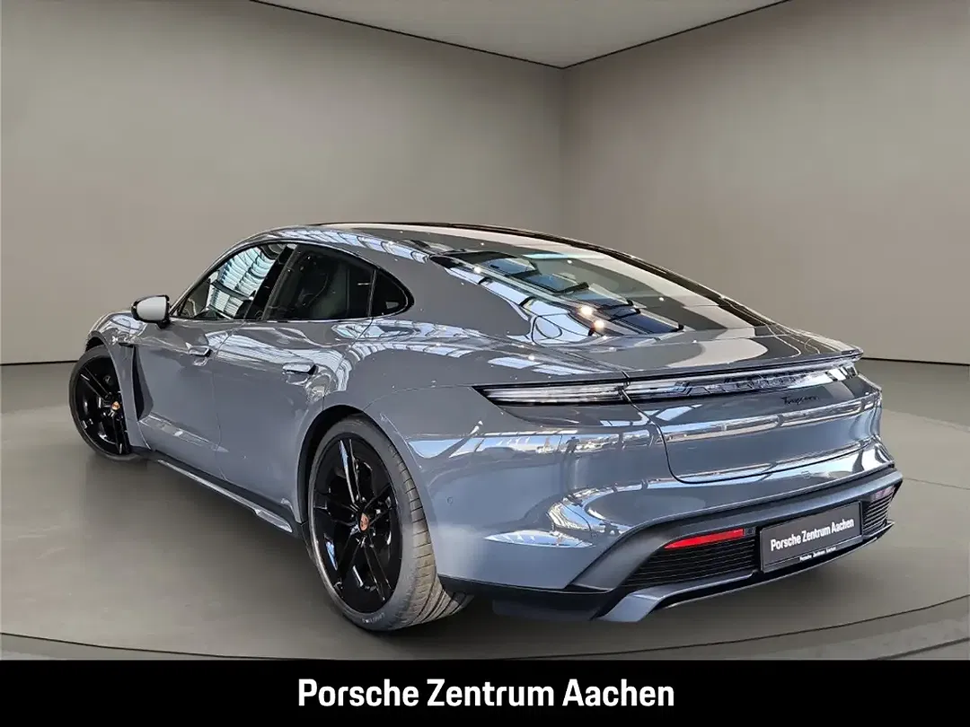 Porsche Taycan - Thumbnail 3
