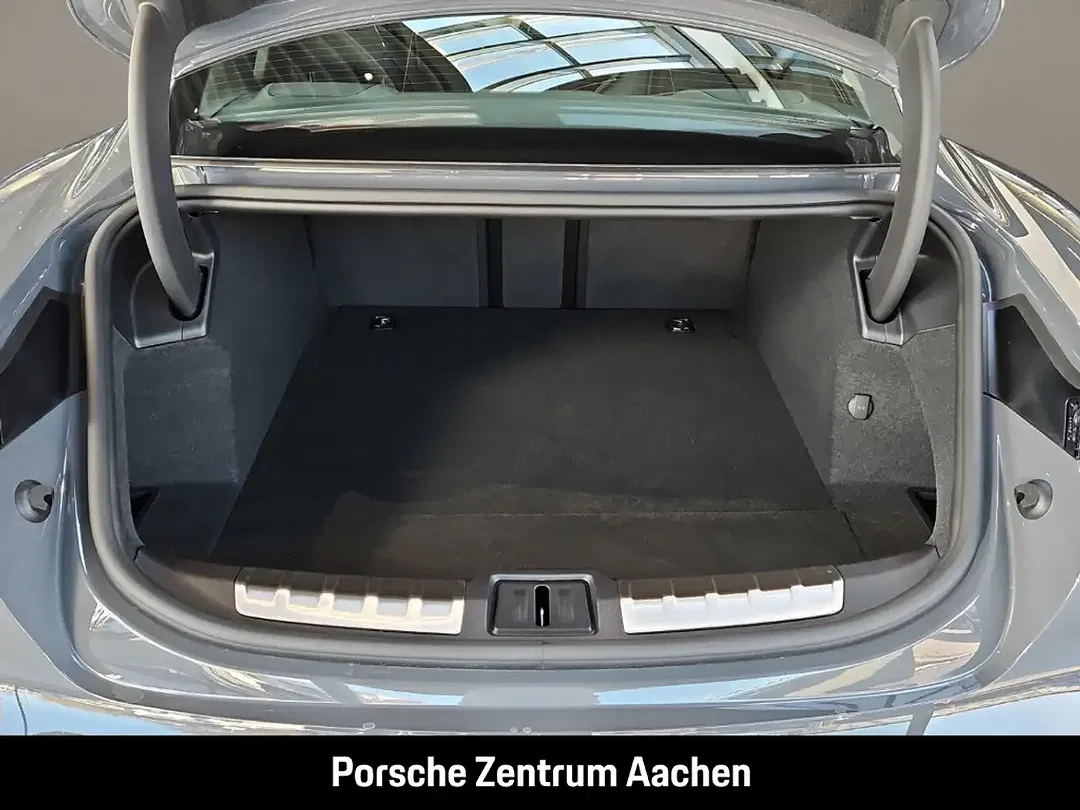 Porsche Taycan - Thumbnail 9