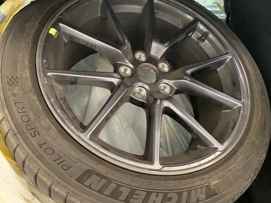 Tesla Model 3 - Thumbnail 6