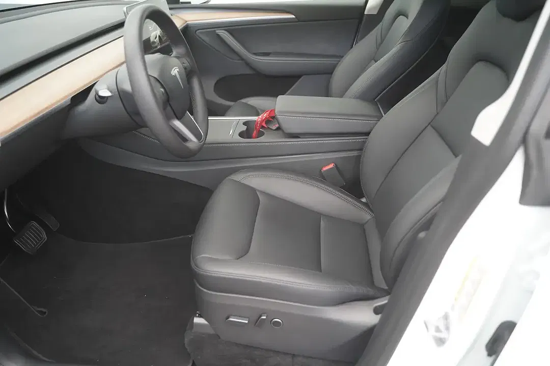 Tesla Model Y - Thumbnail 9