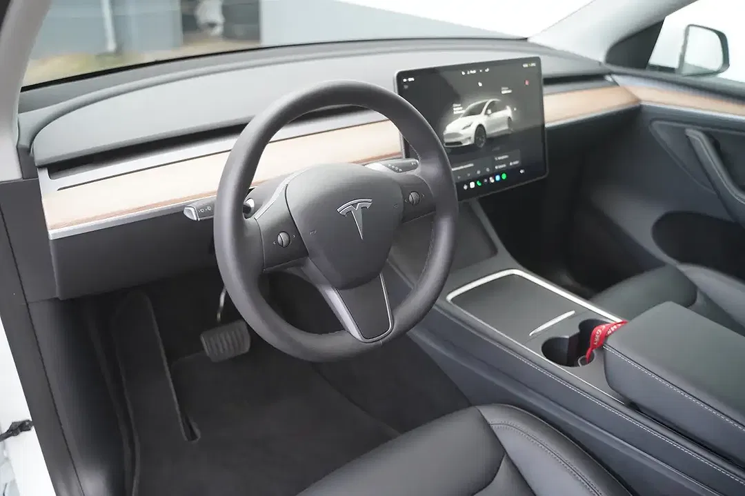 Tesla Model Y - Thumbnail 10