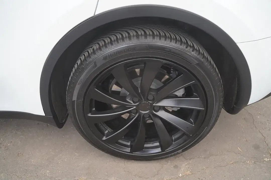 Tesla Model Y - Thumbnail 13